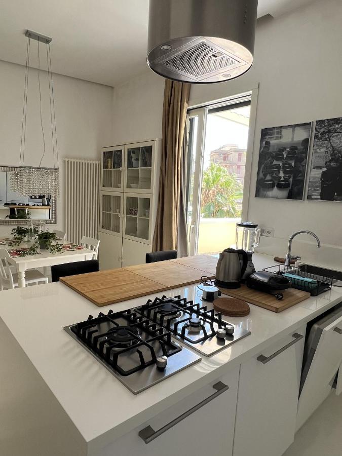 Rome, Beautiful Apartment In A Vintage Building ลิโด ดิ ออสเตีย ภายนอก รูปภาพ
