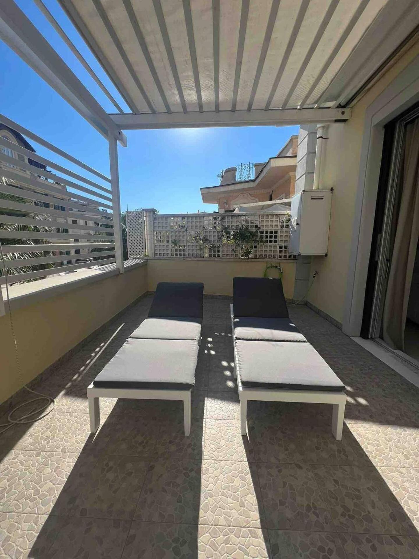 Rome, Beautiful Apartment In A Vintage Building ลิโด ดิ ออสเตีย ภายนอก รูปภาพ